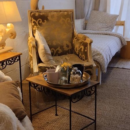 Le Laboratoire Shabby Chic De La Parfumerie Du Manoir Chavagne Exterior photo