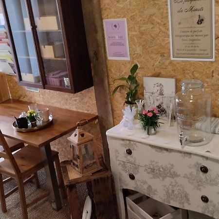 Le Laboratoire Shabby Chic De La Parfumerie Du Manoir Chavagne Exterior photo