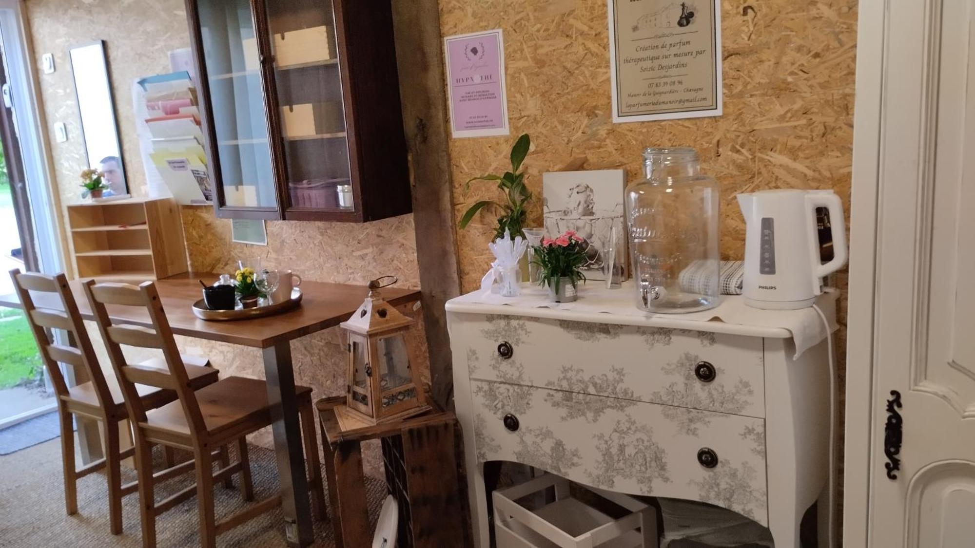 Le Laboratoire Shabby Chic De La Parfumerie Du Manoir Chavagne Exterior photo